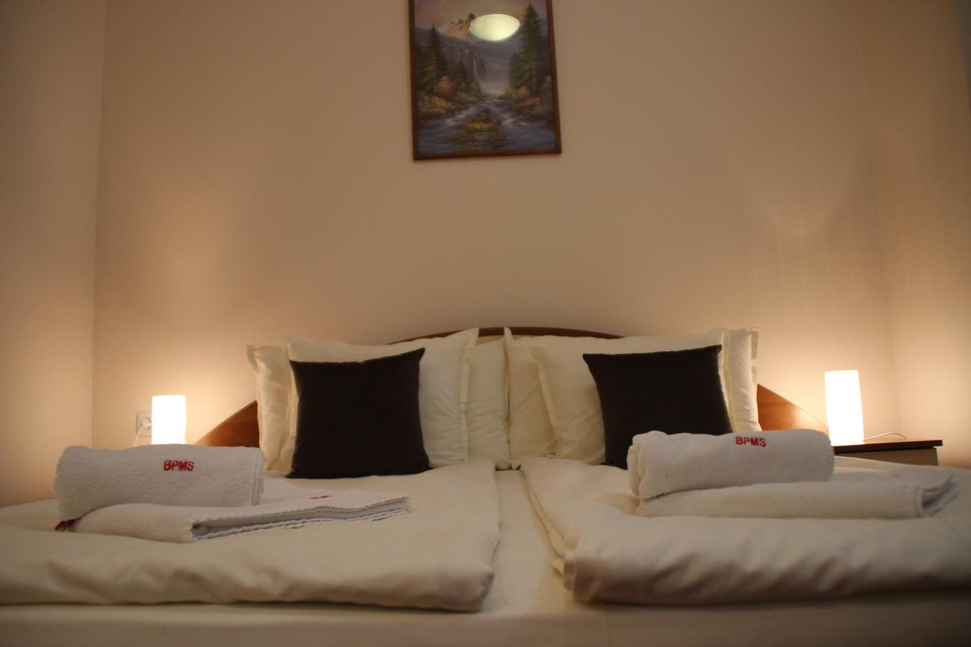 Charming One Bed Apartment 423 In Main Flora Building Borowez Exterior foto